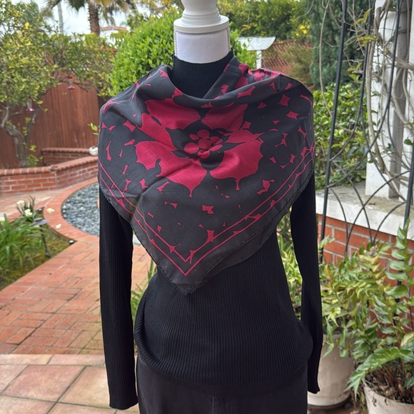 Elegant Black and Red Scarf - Picture 3 of 8